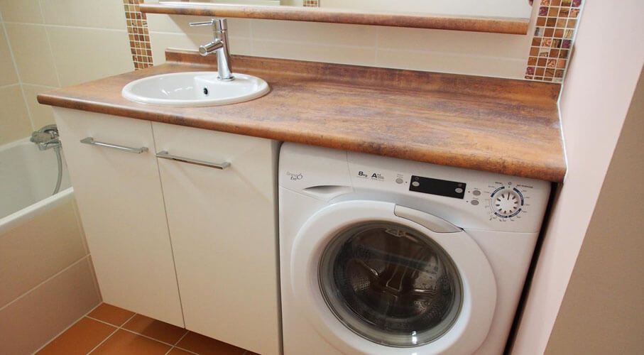 Plus Simple et Plus Pratique, le lavelinge sous le meuble de salle de bains ! Atlantic Bain
