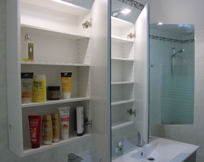 armoire a glace salle de bain r 233 novation avec un meuble suspendu blanc et gris alu brillant sur 150 cm atlantic armoire a glace salle de bain r 233 novation avec un meuble suspendu blanc et gris alu brillant sur 150 cm atlantic