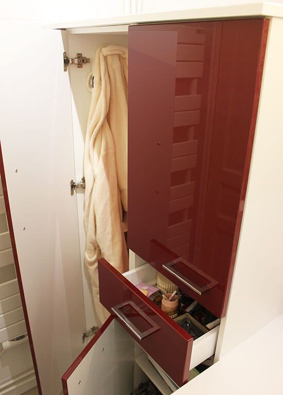 Un meuble rouge et blanc pour une très petite salle de