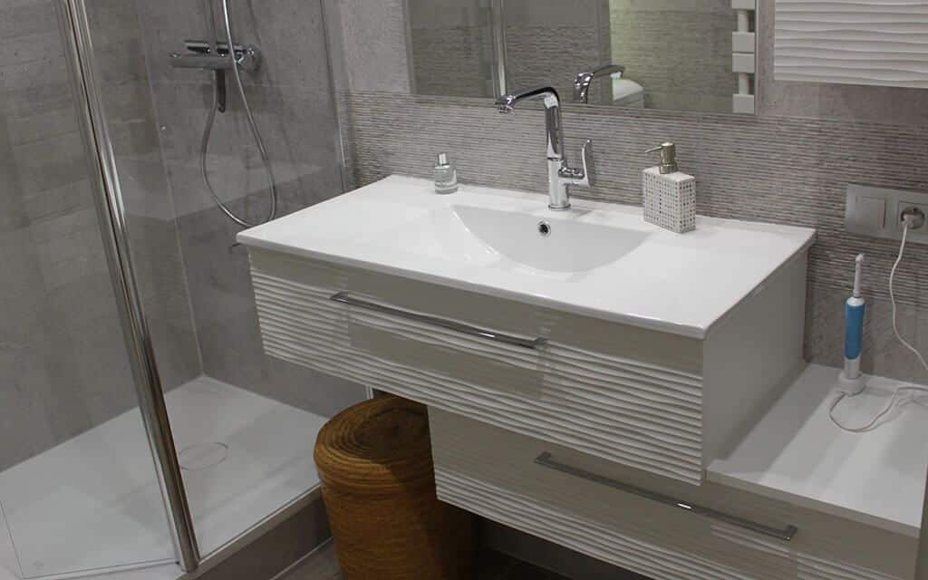 Une salle de bains de 4 m² avec un meuble en décalé et un lave-linge