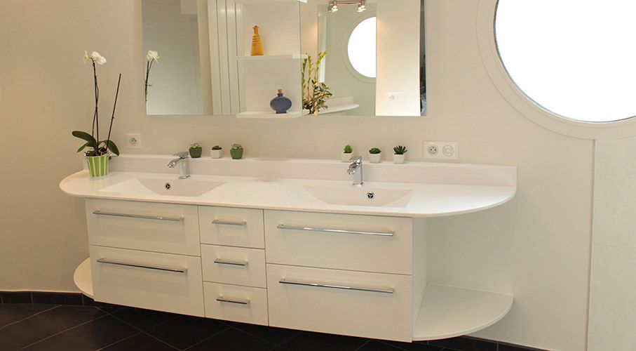 Grand meuble salle de bain sur mesure blanc contemporain