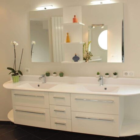 Meuble sur mesure blanc avec plan résine