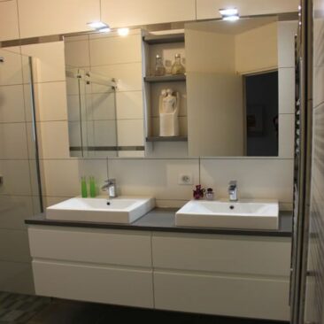 meuble salle de bain avec plan en toilette béton ciré
