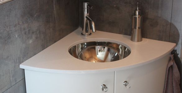 meuble lave mains couleur blanc avec vasque haut de gamme et mitigeur