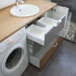 panier à linge dans meuble de salle de bain
