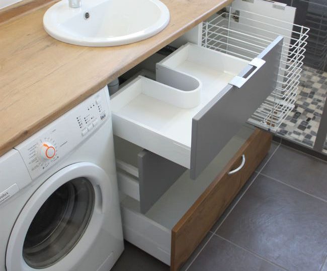 Meuble salle de bain avec lave-linge caché sous plan sur mesure