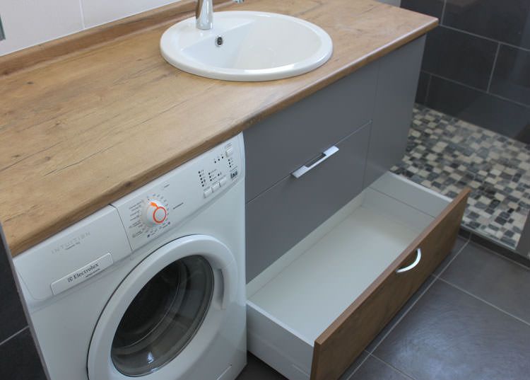 Meuble salle de bain avec lave-linge caché sous plan sur mesure