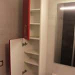 armoire de salle de bains rouge