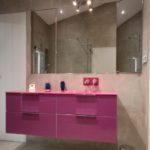salle de bain avec meuble violet bruyere