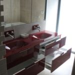 grands tiroir sur meuble de salle de bain