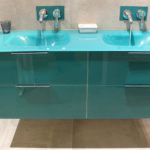 Meuble salle de bain en verre turquoise sur mesure