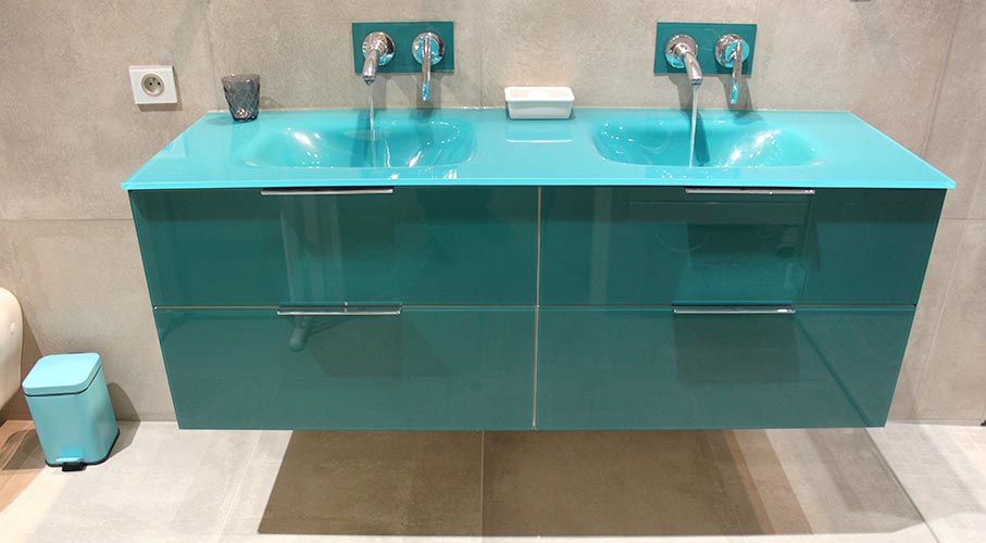 Meuble salle de bain en verre turquoise sur mesure