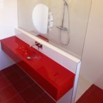 salle de bain rouge et blanc brillant