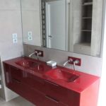meuble rouge en verre pour salle de bain