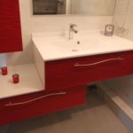 meuble de belle salle de bain décélé rouge !