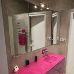 salle de bain violet bruyere avec un beau meuble en verre