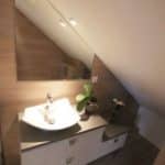 miroir et meuble sur mesure pour salle de bain sous rampant