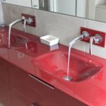 meuble rouge en verre avec robinetterie mural