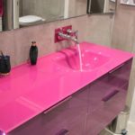 robinet mural pour ce meuble en verre de couleur violet bruyere