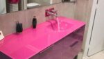 robinet mural pour ce meuble en verre de couleur violet bruyere