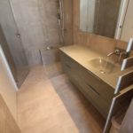 beau meuble gris en verre et douche a l