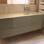 couleur gris pierre pour ce meuble de salle de bain