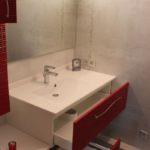 tiroir rouge de belle salle de bain rouge