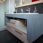 beton cire et chene dans cette salle de bain