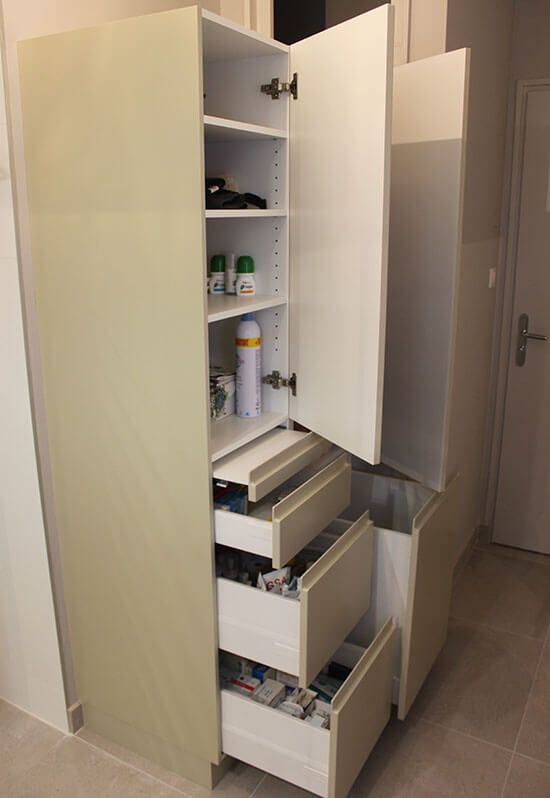 placard salle de bain des meubles beige et blanc astucieux pour cette salle de placard salle de bain des meubles beige et blanc astucieux pour cette salle de