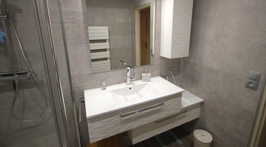LÉNA | Meuble salle de bains suspendu décalé blanc relief