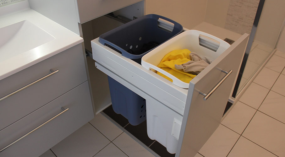 Meuble salle de bain avec panier à linge intégré