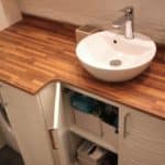 meuble salle de bains avec portes pour plan étroit