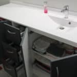 meuble salle de bains avec portes sous lavabo