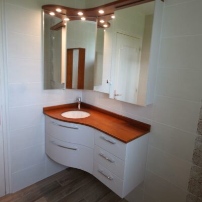 Meuble d'angle salle de bain avec plan en bois