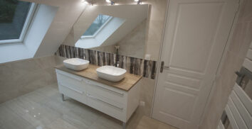 Meuble de salle de bain sous pente avec grand miroir retaillé