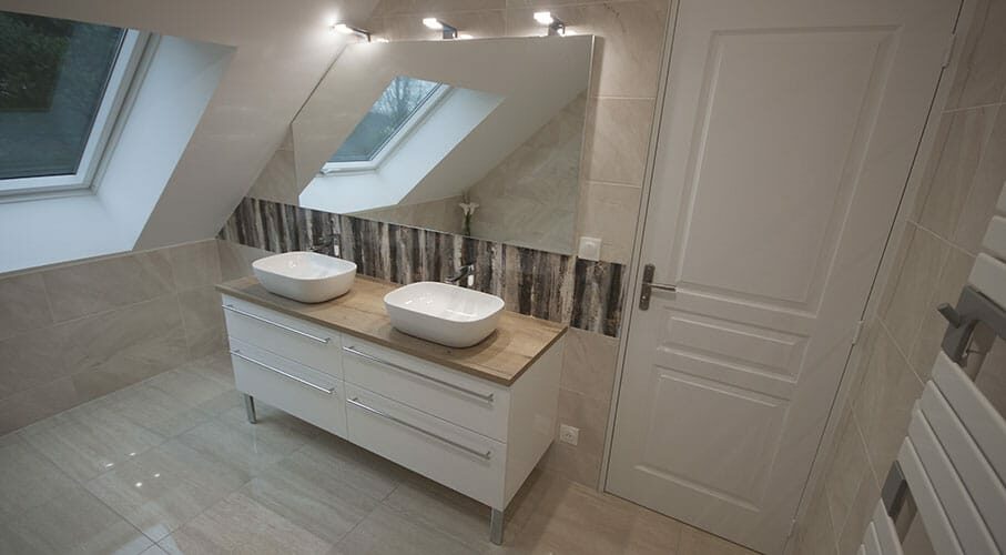 Meuble de salle de bain sous pente avec grand miroir retaillé