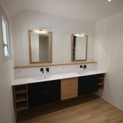 Grand meuble salle de bain double vasque entre murs suspendu noir et bois naturel