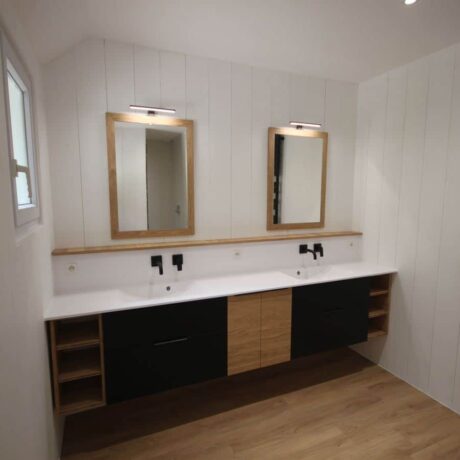 Grand meuble salle de bain double vasque entre murs suspendu noir et bois naturel