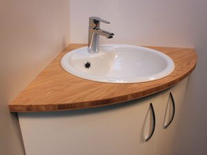 meuble salle de bain d'angle en bois massif