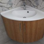 Meuble bambou en angle dans salle de bain