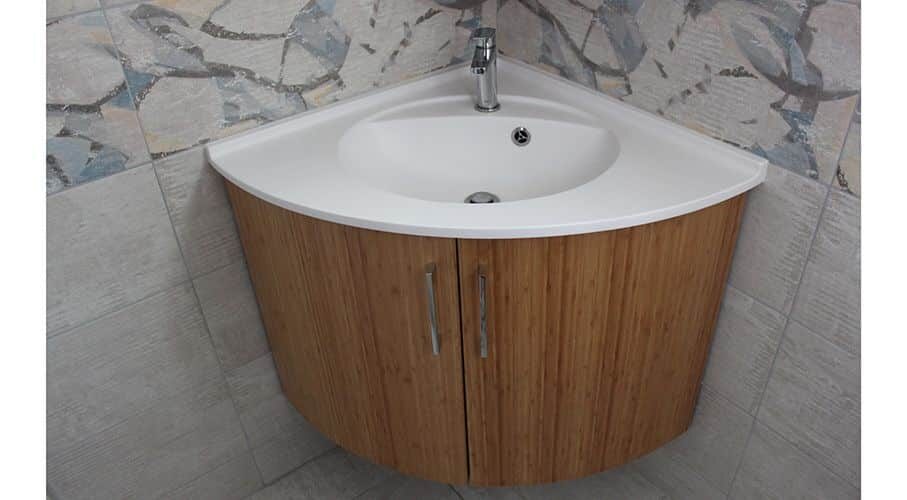 Meuble bambou en angle dans salle de bain