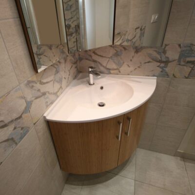 Meuble d'angle sur mesure avec placage bambou naturel