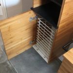 Panier à linge pour meuble avec porte
