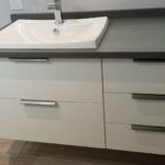 Meuble mélaminé blanc sur mesure pour salle de bain