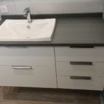 Plan de salle de bain gris avec vasque encastrée