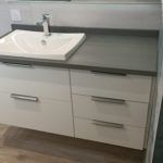 Meuble de salle de bain blanc et gris suspendu