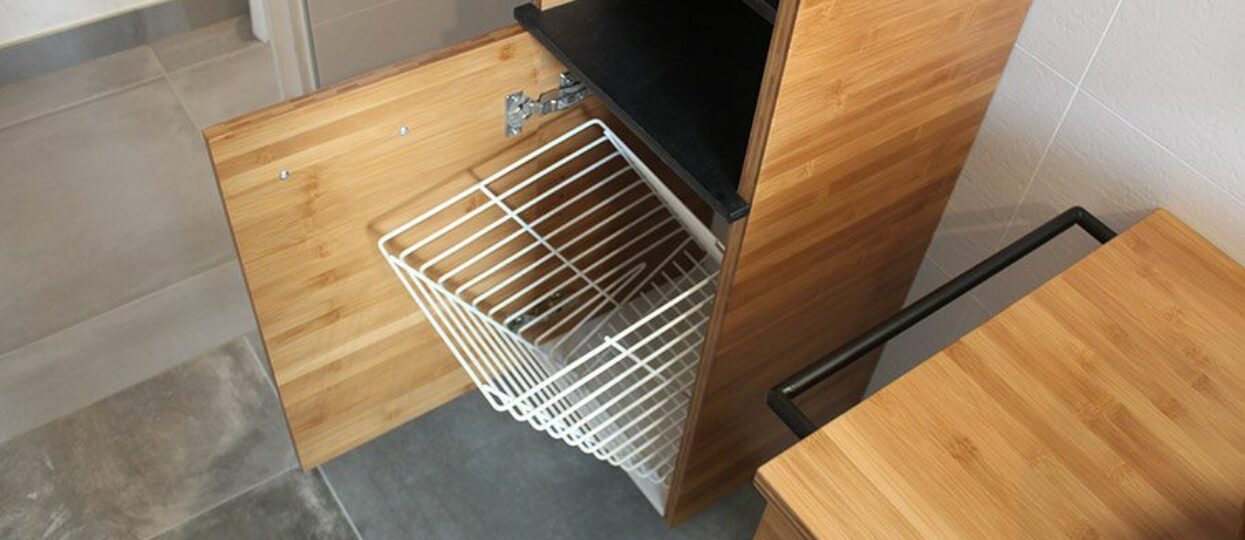 Panier à linge basculant pour colonne de meuble salle de bain