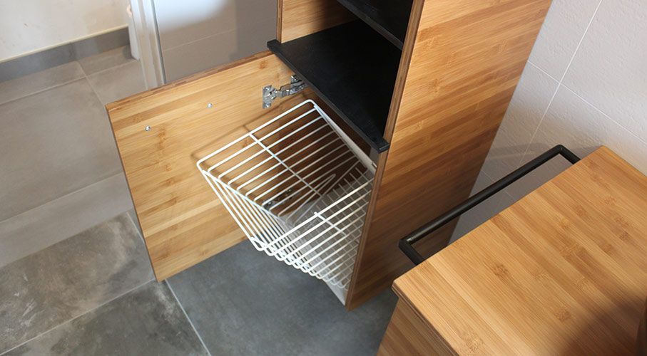 Panier à linge basculant pour colonne de meuble salle de bain