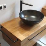 Vasque noire céramique à poser sur plan salle de bain