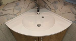 Lavabo d'angle en résine avec cuve moulée